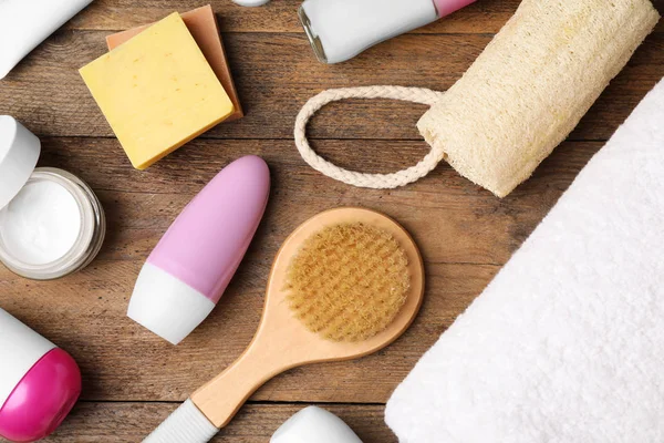 Composición plana con desodorantes naturales y accesorios de baño sobre mesa de madera — Foto de Stock