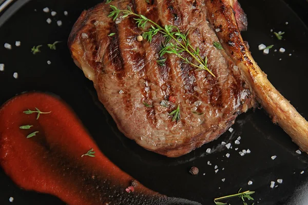 Heerlijke gegrilde vlees Steak met garnering op plaat, close-up — Stockfoto