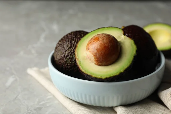 Gri mermer masada lezzetli olgun avokado — Stok fotoğraf