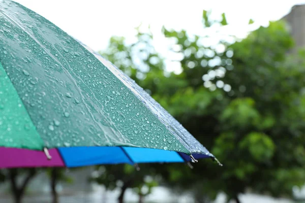 Parapluie coloré à l'extérieur le jour de pluie, gros plan — Photo