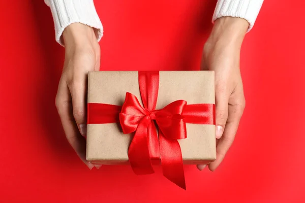 Nő gazdaság karácsonyi ajándék piros tábla, felülnézet — Stock Fotó
