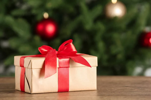 Regalo de Navidad en la mesa contra fondo borroso — Foto de Stock