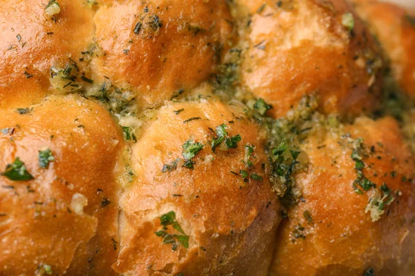 ขนมปังกับกระเทียมและสมุนไพรเป็นพื้นหลัง, closeup — ภาพถ่ายสต็อก