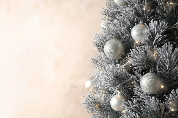 Mooie kerstboom met decor op lichte achtergrond. Ruimte voor tekst — Stockfoto