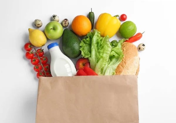 Papieren tas met verschillende boodschappen op witte achtergrond, bovenaanzicht — Stockfoto