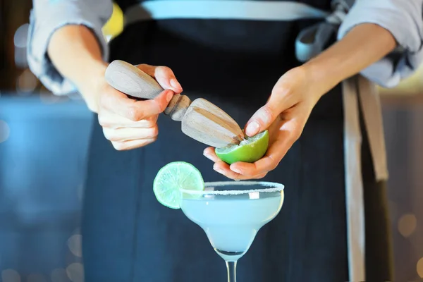 Bartender making fresh alcoholic cocktail, closeup view — Stock Photo, Image