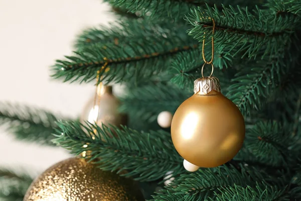 Hermoso árbol de Navidad con decoración festiva sobre fondo blanco, primer plano —  Fotos de Stock