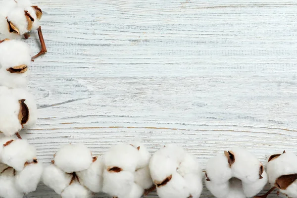 Composición plana con flores de algodón sobre fondo de madera blanca. Espacio para texto — Foto de Stock