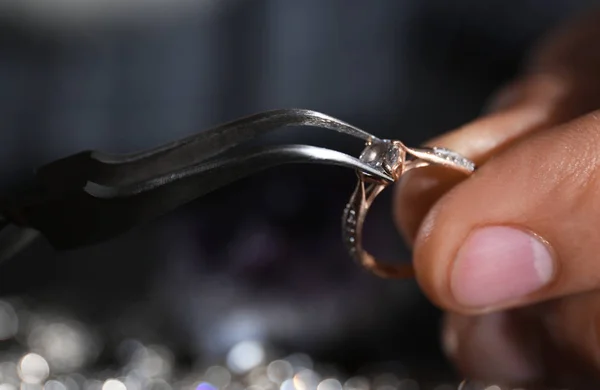 Joyero masculino examinando anillo de diamante en taller, vista de cerca — Foto de Stock