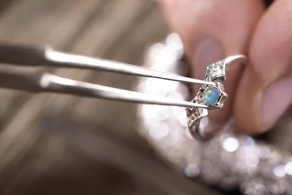 Mannelijke juwelier onderzoekt ring in workshop, close-ups bekijken — Stockfoto