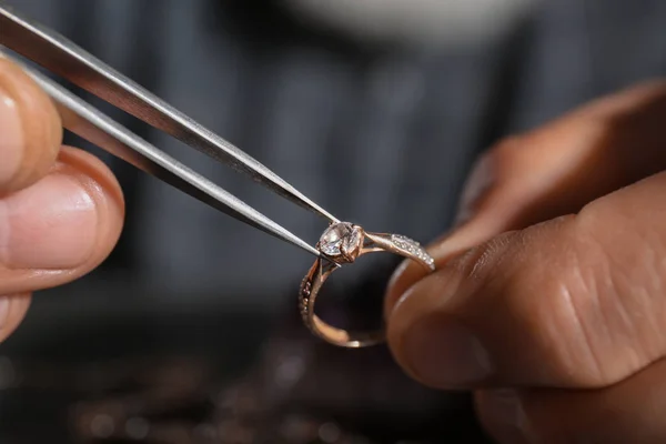 Joyero masculino examinando anillo de diamante en taller, vista de cerca —  Fotos de Stock