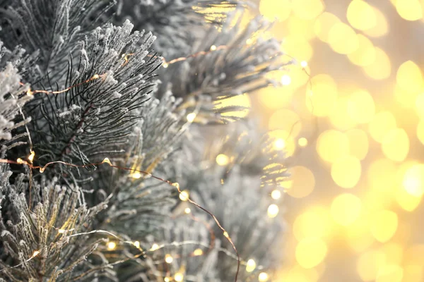 Árbol de Navidad decorado contra luces borrosas en el fondo. Efecto Bokeh —  Fotos de Stock