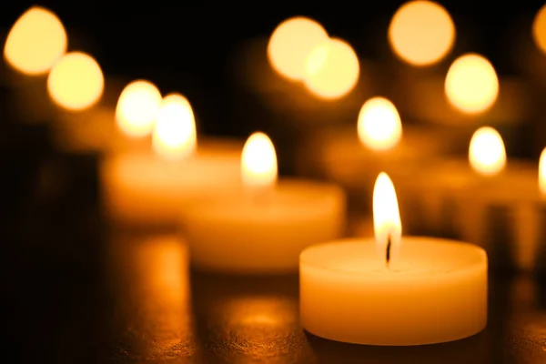 Quemando velas en la mesa, de cerca. Símbolo funerario —  Fotos de Stock