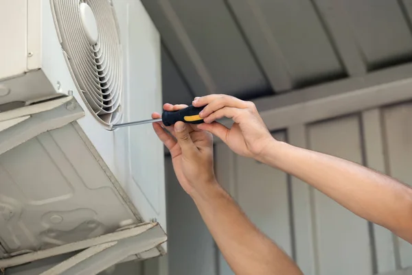 Technicien professionnel entretenant le climatiseur moderne à l'extérieur, gros plan — Photo