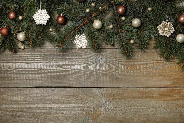 Rami di abete con decorazione natalizia su sfondo di legno, posa piatta. Spazio per testo — Foto Stock