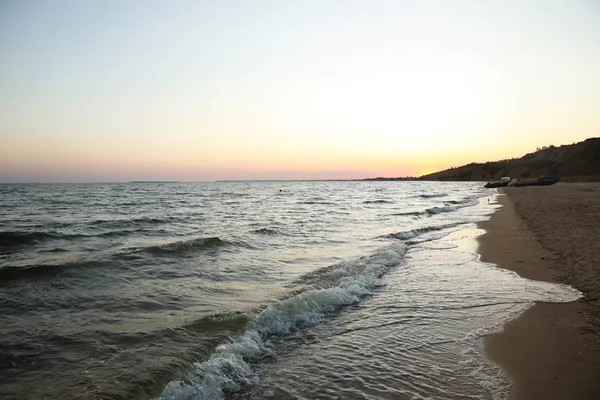 Красивий вид на морське узбережжя на заході сонця — стокове фото