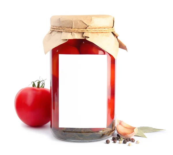 Nakládané rajčata ve skleněné sklenici a výrobky na bílém pozadí — Stock fotografie