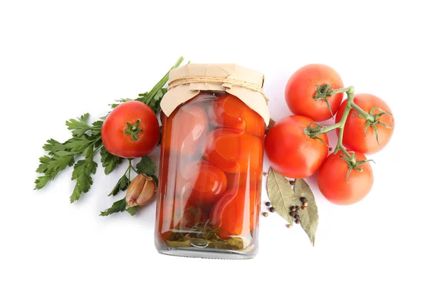 Tomates en vinagre en frasco de vidrio y productos sobre fondo blanco — Foto de Stock