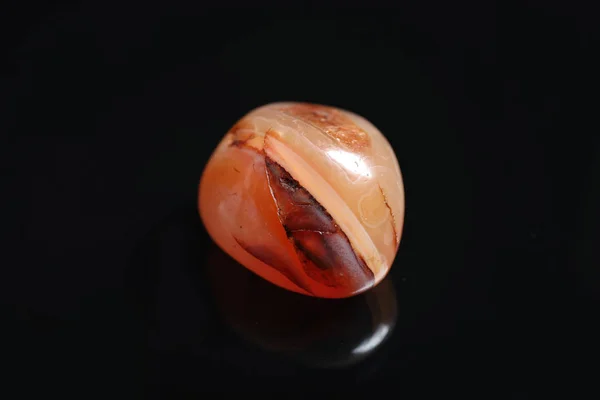 Siyah arka plan üzerinde güzel kırmızı carnelian agate değerli taş — Stok fotoğraf