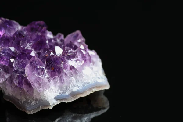Beautiful purple amethyst gemstone on black background, closeup. Space for text — Stock Photo, Image