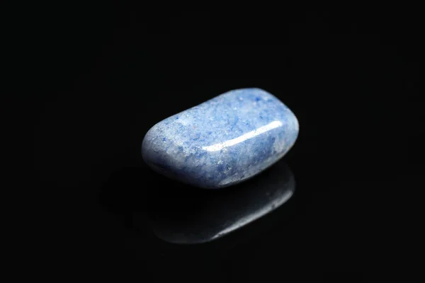 Όμορφο μπλε πετράδι χαλαζία σε μαύρο φόντο — Φωτογραφία Αρχείου