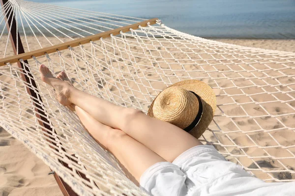 Mujer joven relajándose en hamaca en la playa —  Fotos de Stock