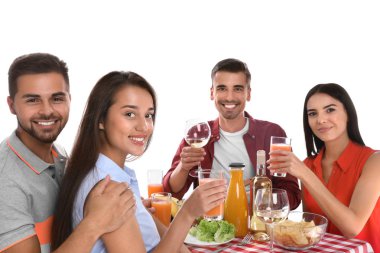 Beyaz arka plan karşı piknik masasında arkadaş grubu