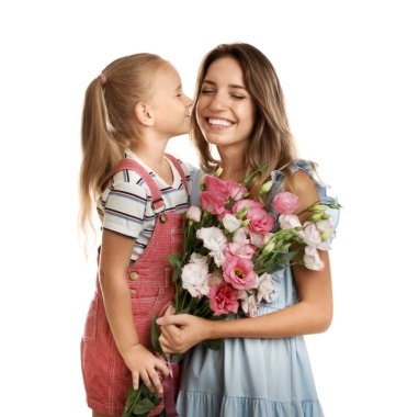 Küçük kızı beyaz arka plan için annesini tebrik etti. Anneler Günün Kutlu Olsun