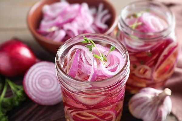 Pots d'oignons marinés sur la table, gros plan — Photo