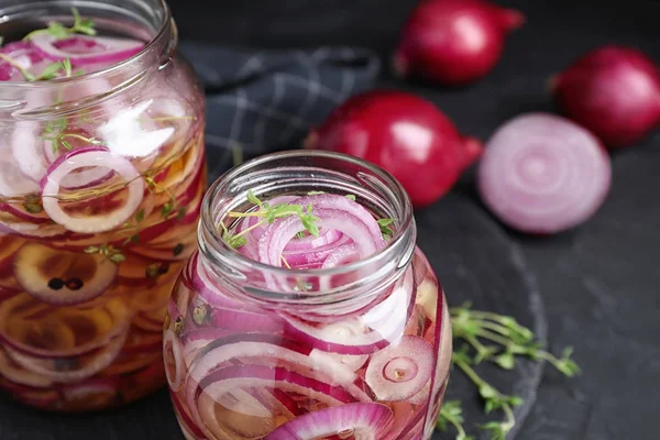 Tégelyek a savanyú hagymák a szürke asztal, Vértes — Stock Fotó