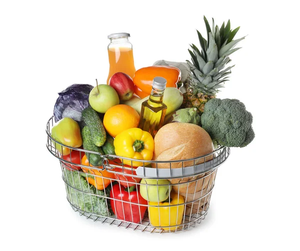 Cesta de compras com produtos de mercearia em fundo branco — Fotografia de Stock