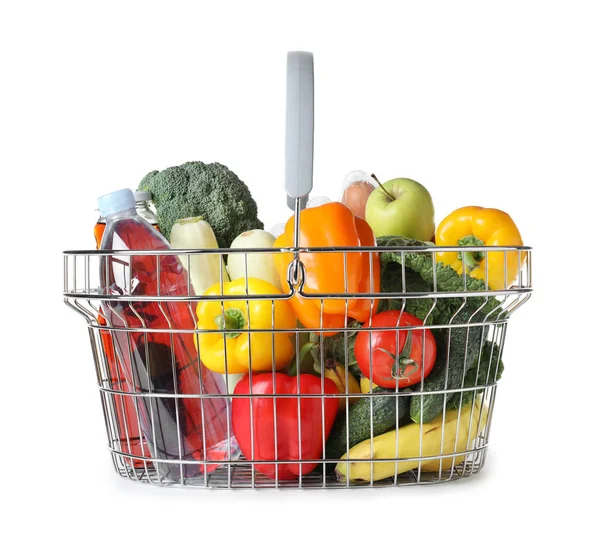 Cesta de compras com produtos de mercearia em fundo branco — Fotografia de Stock