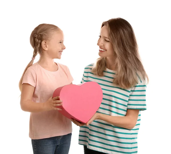 Liten dotter gratulerar sin mamma på vit bakgrund. Lycklig mors dag — Stockfoto