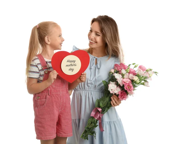 Hijita felicitando a su madre con tarjeta sobre fondo blanco. Feliz Día de la Madre — Foto de Stock