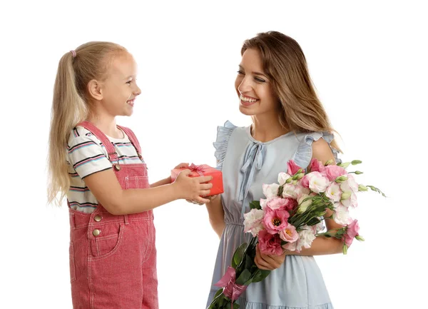 Kleine dochter feliciteren haar moeder op witte achtergrond. Happy mother's Day — Stockfoto