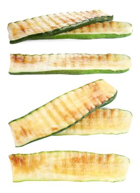 Beyaz arka planda lezzetli ızgara kabak dilimleri seti