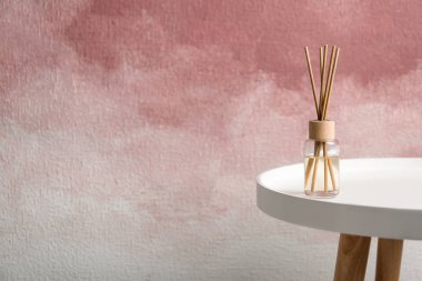 Renk arka plana karşı masada saz hava spreyi, metin için alan