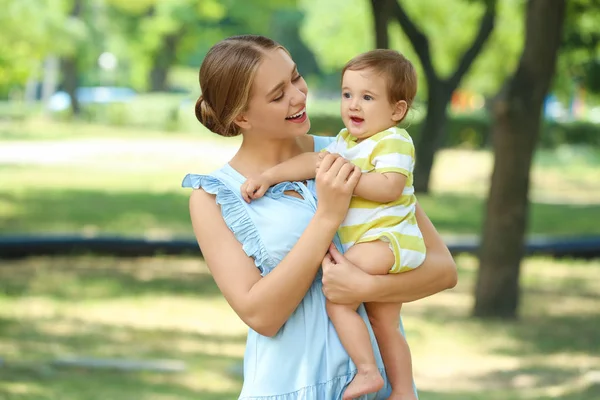 Bella madre con il suo bambino carino nel parco il giorno d'estate — Foto Stock