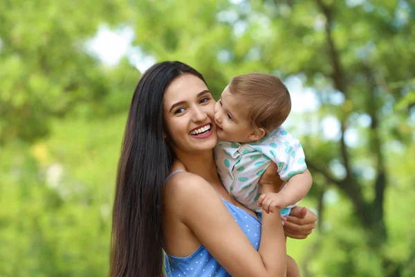 Vacker mamma med sin söta bebis i parken på sommardag — Stockfoto