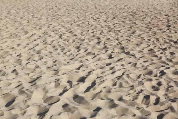 Vista da praia arenosa no dia ensolarado — Fotografia de Stock