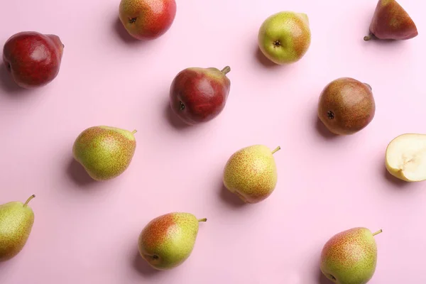 Ripe juicy pears on pink background, flat lay — Stock Photo, Image