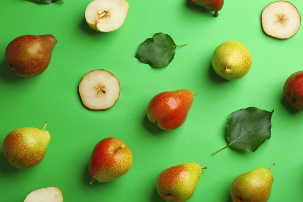 Pere mature succose su sfondo verde, posa piatta — Foto Stock