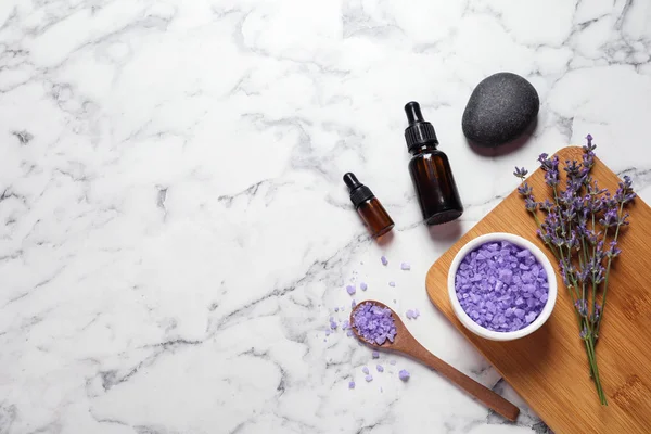 Platte lay compositie met natuurlijke cosmetische producten en lavendel bloemen op marmeren achtergrond. Ruimte voor tekst — Stockfoto