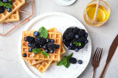 Taze çilek ile lezzetli waffle gri masada servis, üst görünümü
