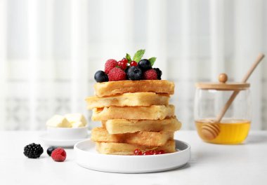 Taze çilek ile lezzetli waffle kapalı beyaz ahşap masa üzerinde servis