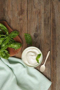 Ahşap masa üzerinde ekşi krema ve fesleğen ile Düz yatıyordu kompozisyon, metin için alan