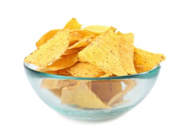 Beyaz arka plan üzerinde lezzetli Meksika nachos cips ile Cam kase