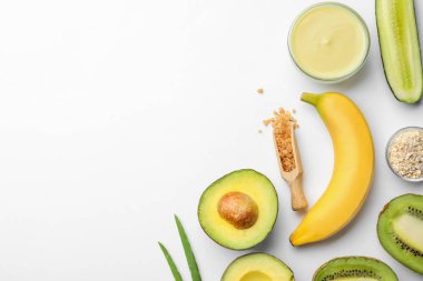 Beyaz arka plan üzerinde el yapımı yüz maskesi için malzemelerle kompozisyon, üst görünüm