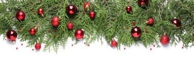 Beyaz arka plan üzerinde Noel süslemeleri ile Thuja dalları, düz yatıyordu
