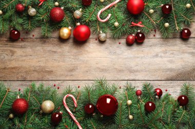 Ahşap arka plan üzerinde Noel dekorasyonu ile Köknar ağacı dalları, düz yatıyordu. Metin için alan